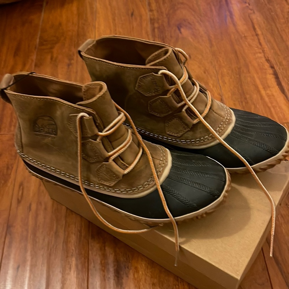 Sorel out and about rain boots size 8.5 .. more like size 7/7.5
